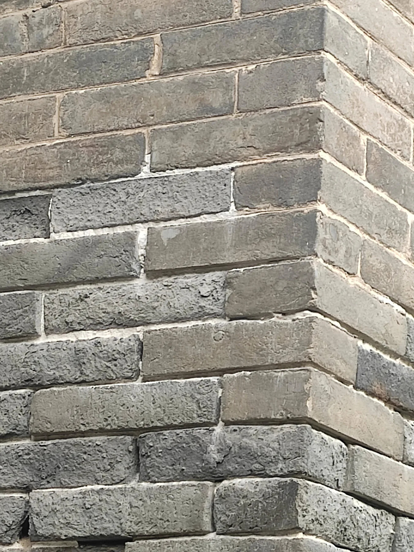 任家古宅屋檐木构与雕刻细节